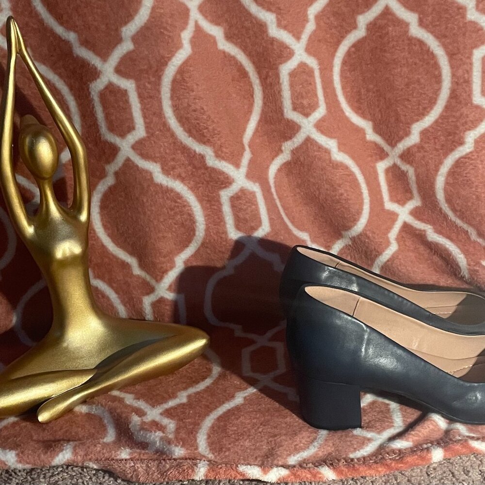 MY SOFT Women’s Size 8.5 Navy Closed-Toe Heels - Picture 6 of 8